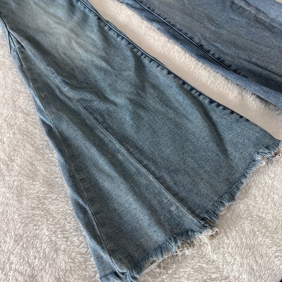 American Eagle Outfitters Light Blue Flare Jeans - Picture 2 of 8